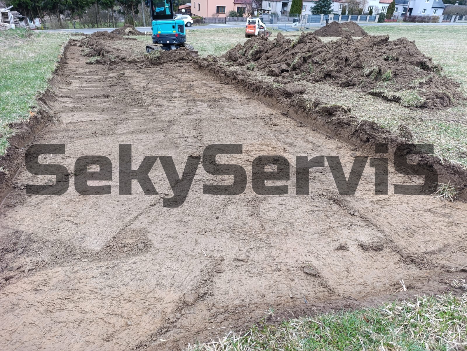 Zpevněné plochy u domu