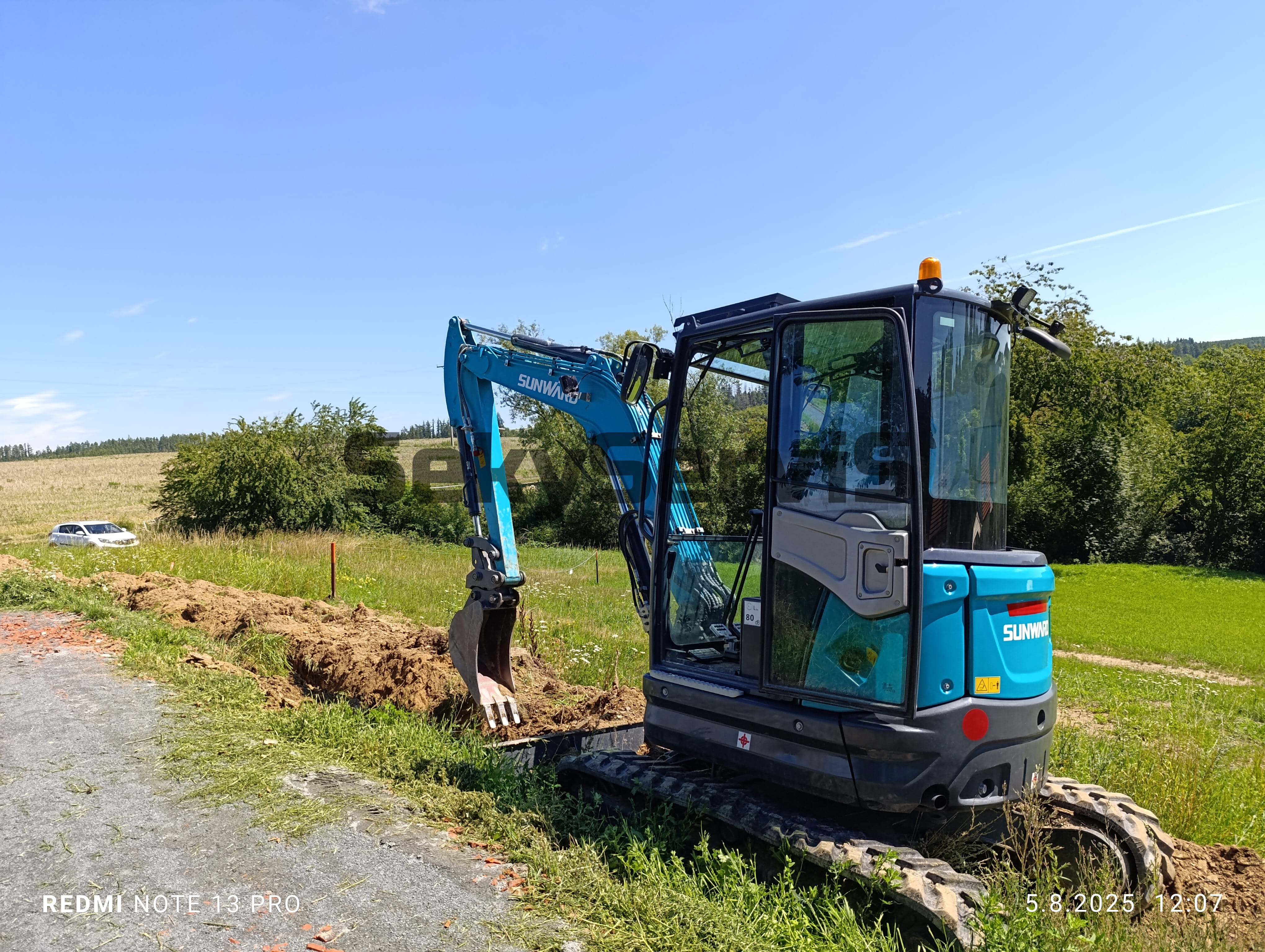 Výkop přípojky bagrem